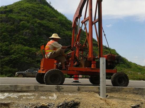 云南公路護欄板打樁 云南公路護欄板打樁